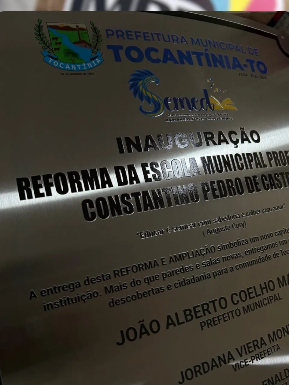 Placa de inauguração em aço escovado da Prefeitura de Tocantínia